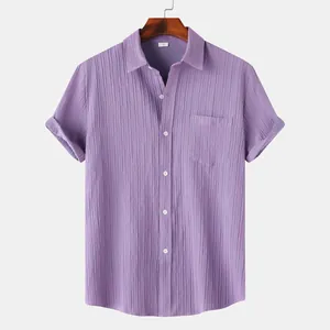 Primer plano de camisa de hombre lavanda con textura de pliegues verticales