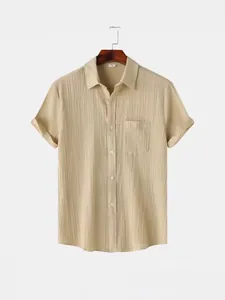 Camisa de hombre de manga corta caqui con cuello de solapa y textura
