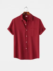 Camisa de verano para hombre de manga corta con cuello de solapa y botones en color rojo