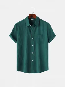 Camisa de hombre de manga corta en verde oscuro con textura de rayas verticales.