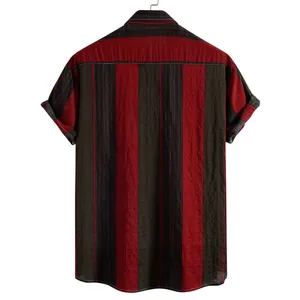 Vue arrière d'une chemise décontractée à manches courtes pour hommes à rayures rouges et noires