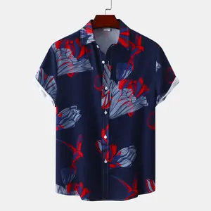 Détail d'une chemise à manches courtes bleu marine homme avec motif lotus rouge