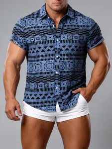 Detailopname van een blauw herenoverhemd met korte mouwen en etnische print op model
