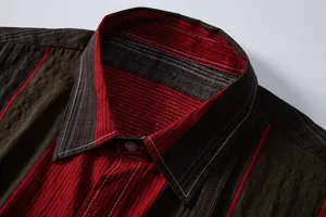 Vue détaillée d'une chemise décontractée à manches courtes pour homme avec des rayures rouges