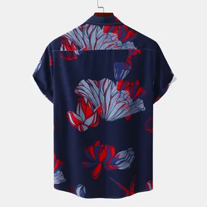 Vue arrière détaillée d'une chemise pour homme à manches courtes avec motif lotus