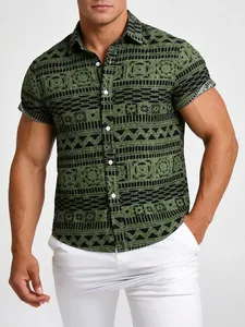 Detail van groen shirt met korte mouwen met etnische print en geometrische patronen