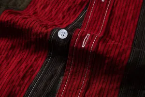 Vue détaillée du bouton blanc et des coutures d'une chemise décontractée à rayures rouges