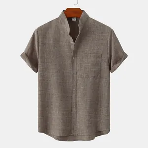 Detalle de camisa de hombre en algodón y lino marrón con cuello mao y bolsillo