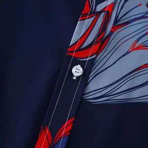 Gros plan d'une chemise fleurie pour hommes montrant les détails des boutons et coutures