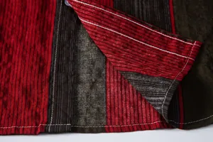 Détail en gros plan montrant la texture d'une chemise à rayures rouges et noires.