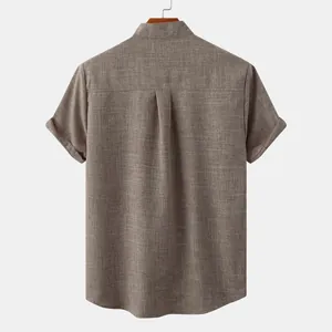Vista posterior de camisa de lino marrón para hombre con detalle de textura