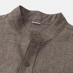 Primer plano de una camisa de algodón y lino para hombre con cuello coreano y textura
