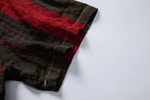 Détail en gros plan d'une chemise décontractée à manches courtes rayée rouge et vert
