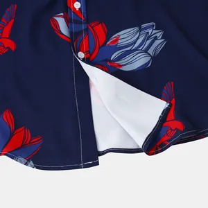 Détail de l'ourlet d'une chemise à fleurs bleu marine pour homme avec boutons.