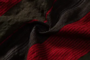 Détail macro du tissu rayé rouge et vert olive respirant pour chemise décontractée