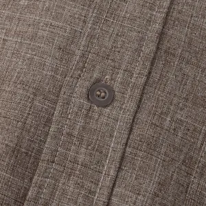 Detalle macro del tejido de algodón y lino transpirable y botón de la camisa de hombre