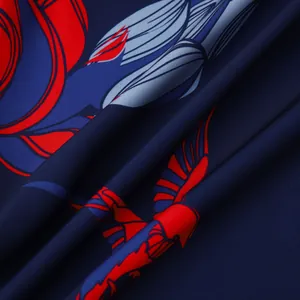 Vue macro du tissu détaillé à imprimé floral rouge et bleu sur une chemise homme