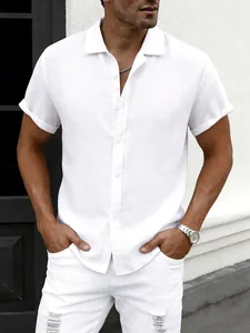 Detailweergave van een wit casual shirt met korte mouwen gedragen door een mannelijk model.