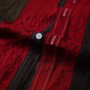 Gros plan d'une chemise décontractée à rayures rouges pour hommes avec bouton blanc.