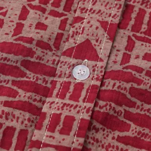 Gedetailleerde macro-opname van rood en beige etnisch geprinte stof voor herenoverhemd
