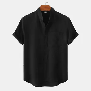 Primer plano de una camisa de hombre negra de manga corta en algodón y lino con cuello mao
