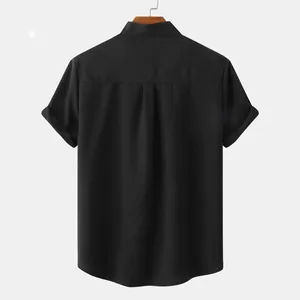 Vista posterior de una camisa negra de manga corta de algodón y lino con pliegue