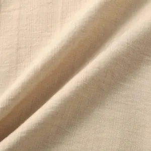Hoogwaardige close-up van ademende beige katoenen linnen stof voor herenoverhemden