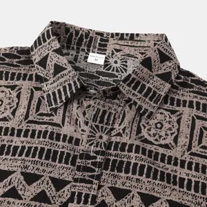 Gedetailleerde weergave van etnisch patroon op de kraag en het label van het herenshirt