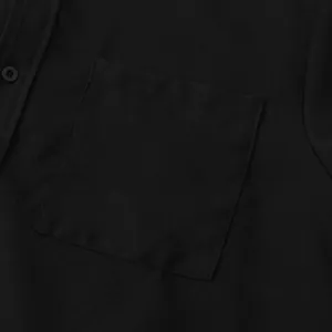 Detalle macro del bolsillo del pecho y la textura de la tela de una camisa negra para hombre
