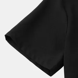 Detalle macro del puño de la manga de una camisa de hombre de lino negro y algodón.