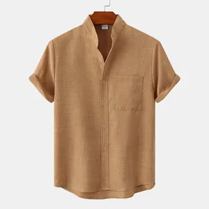 Detalle de camisa de hombre de manga corta en algodón y lino con cuello mandarín y bolsillo.