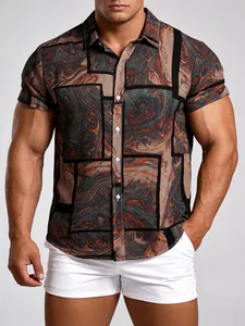 Detail eines Herren-Hawaiihemdes mit grünem Marmordruck und geometrischen Blöcken.