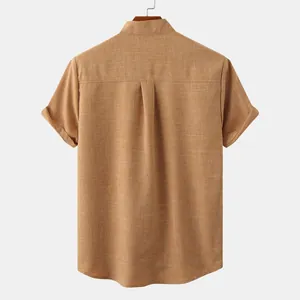 Vista trasera de una camisa casual de manga corta para hombre en algodón y lino