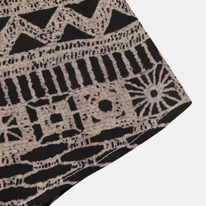 Gedetailleerde close-up van de etnische stamprint op de mouw van dit herenshirt