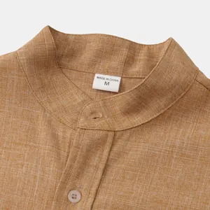 Primer plano del cuello de una camisa de hombre en algodón y lino marrón con etiqueta M