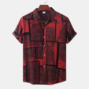 Detaillierte Ansicht eines roten Herren-Hawaiihemdes mit geometrischem Marmormuster.