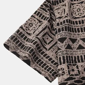 Gedetailleerde close-up van de mouw en het etnische geometrische patroon van een herenshirt