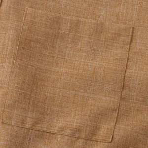 Detalle de cerca del bolsillo y el tejido transpirable de algodón y lino de camisa de hombre.