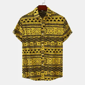 Detail van herenshirt met korte mouwen en zwarte etnische geometrische patronen op geel