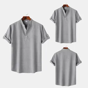 Detalles de camisa gris para hombre con cuello levantado, manga corta, vista frontal y trasera
