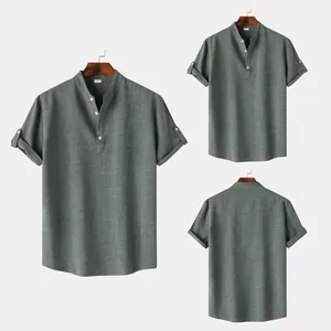 Camisa de hombre entallada verde oliva con cuello mandarín y manga corta textura lino