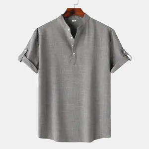Detalle de camisa gris para hombre con manga corta, cuello mandarín y tejido texturizado.