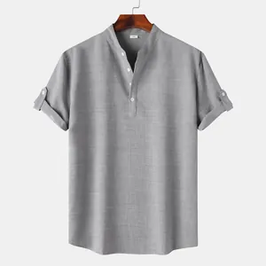 Vista frontal de camisa gris de manga corta para hombre con cuello mao y corte ajustado