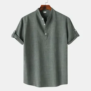 Detalle de la textura del tejido y botones blancos de esta camisa de hombre con cuello mao