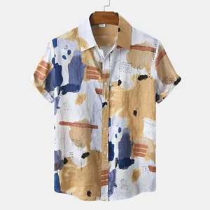 Vista dettagliata della camicia a maniche corte da uomo con stampa artistica