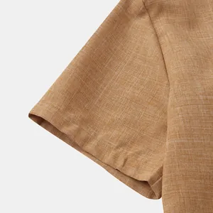 Primer plano de la textura de la tela de algodón y lino color jengibre de una camisa de hombre.