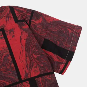 Detailaufnahme des Herrenhemdes mit kurzem Ärmel und rot-schwarzem abstrakten Marmordruck