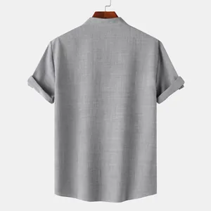 Vista posterior de una camisa gris para hombre con cuello mao y textura de tela fina
