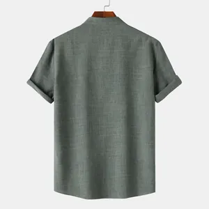 Vista posterior detallada de una camisa de hombre de manga corta con cuello mandarín entallada