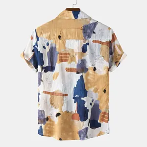 Vista posteriore di camicia hawaiana da uomo con stampa artistica astratta